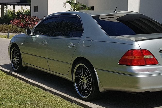 Private Luxury Transfers - Your first St. Lucia views begin on the airport road