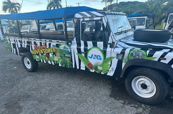 Splash Adventure Jeep and Kayak Safari - Paddling the coast with a guide