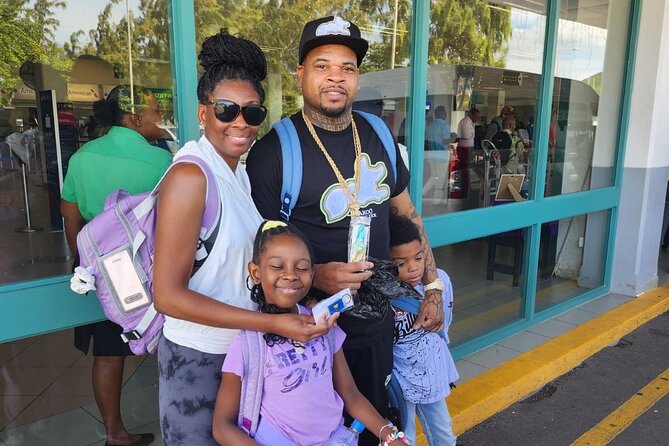 St. Lucia UVF Airport Transfers - Roundtrip with Free Souvenirs - What the driver adds to a simple transfer